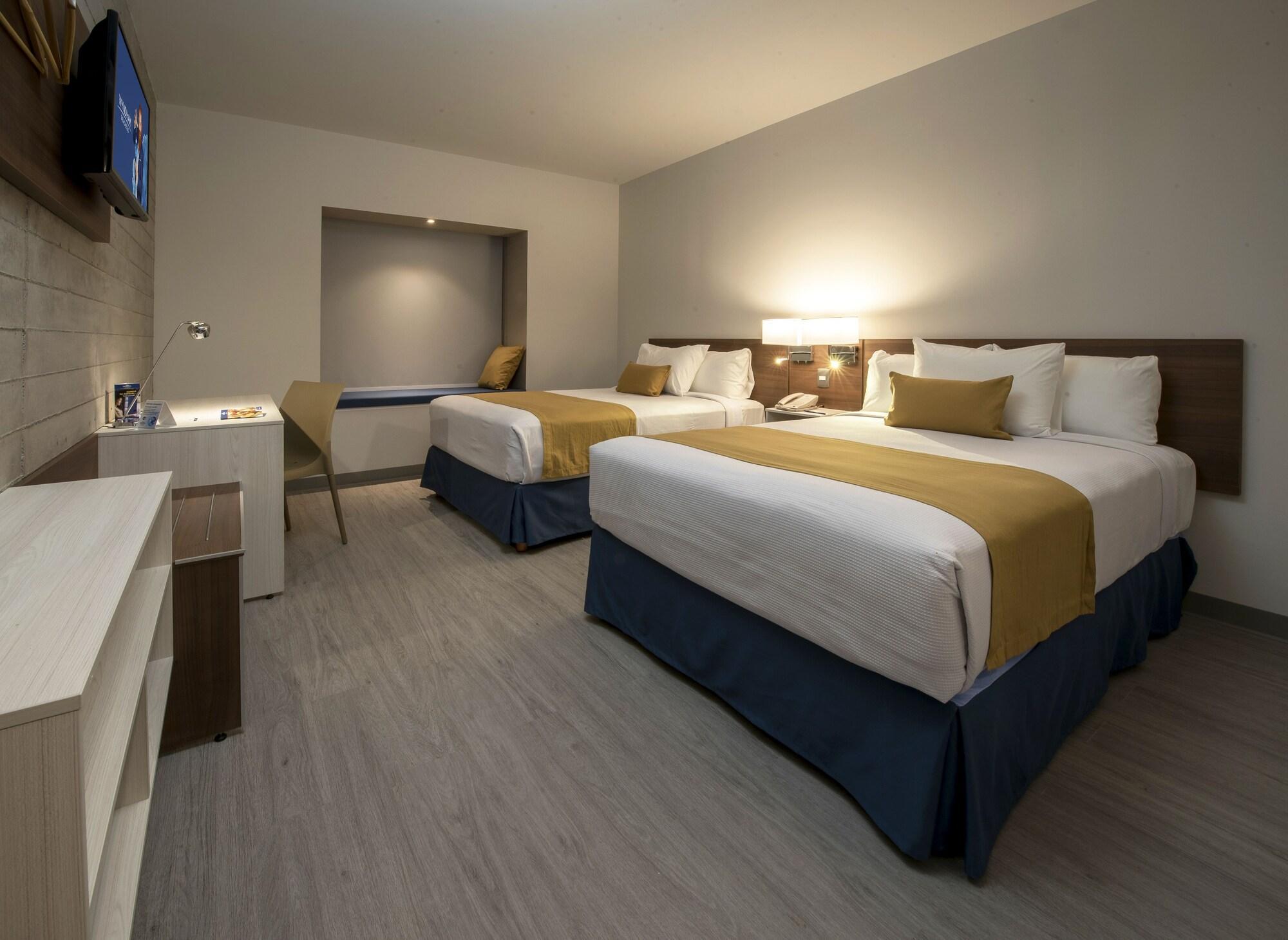 Microtel Inn & Suites By Wyndham Irapuato Exterior photo