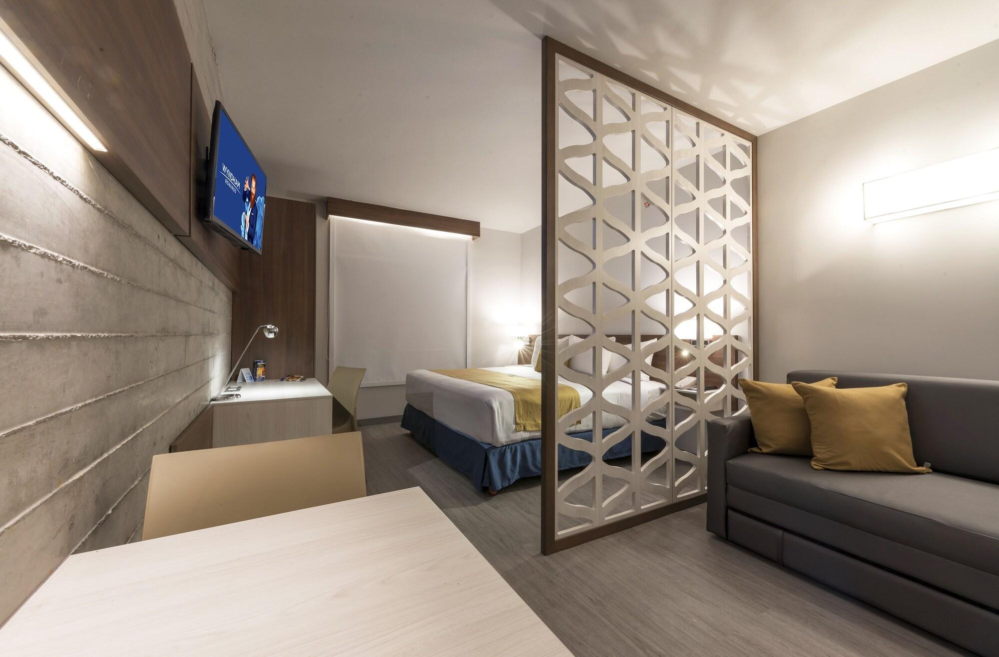 Microtel Inn & Suites By Wyndham Irapuato Exterior photo