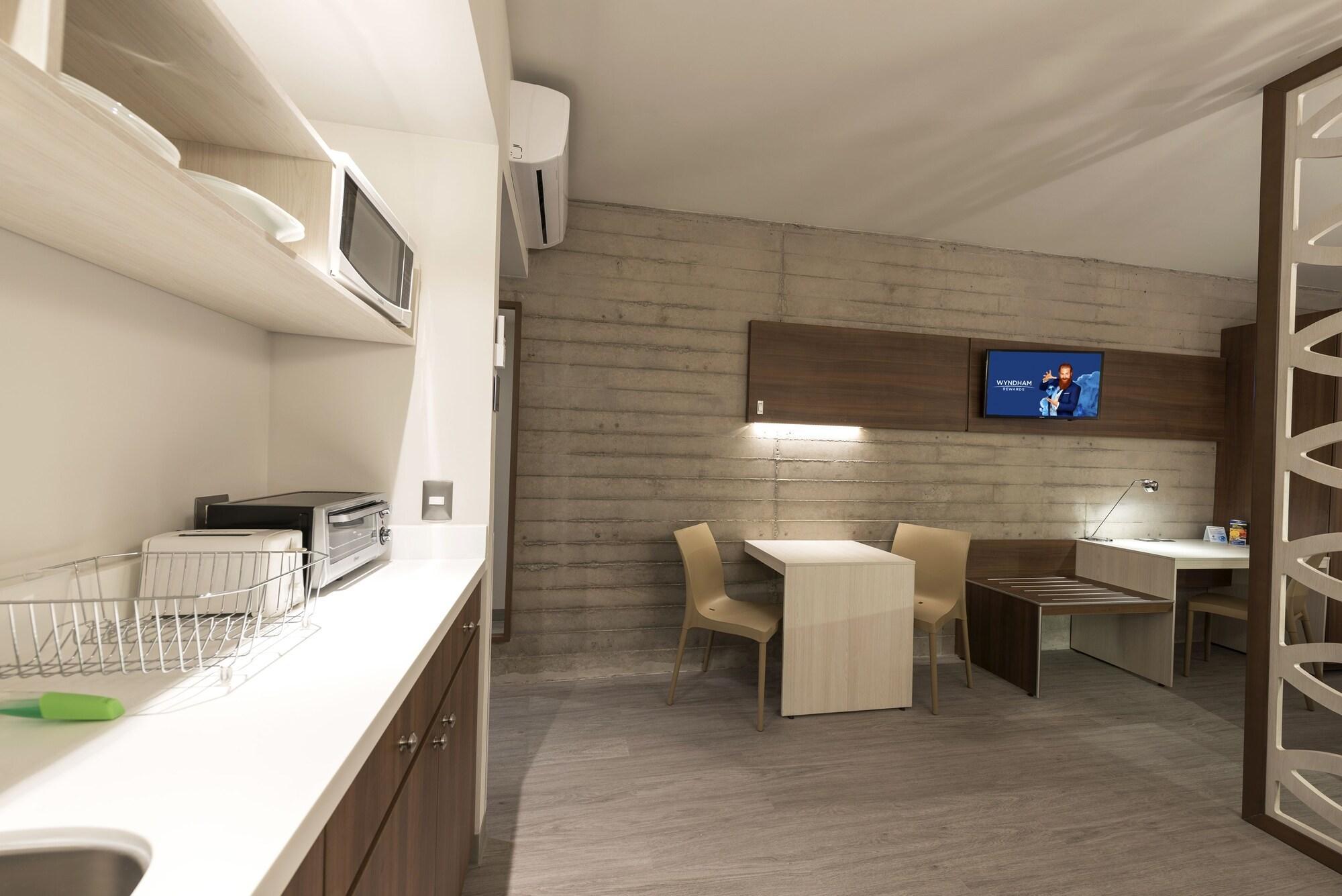Microtel Inn & Suites By Wyndham Irapuato Exterior photo