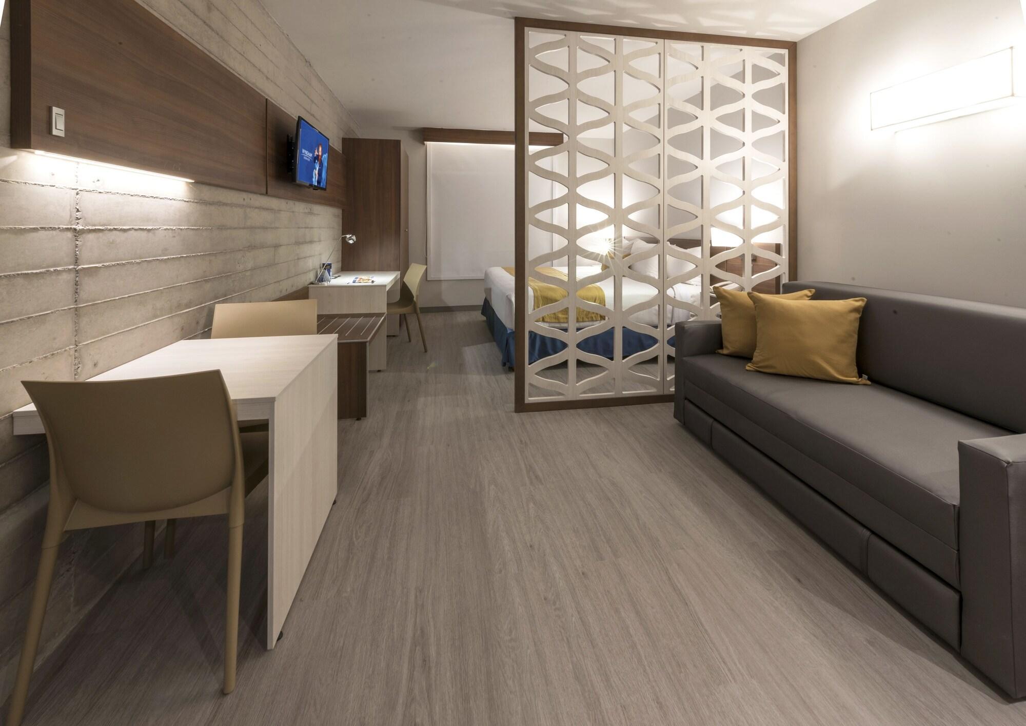 Microtel Inn & Suites By Wyndham Irapuato Exterior photo