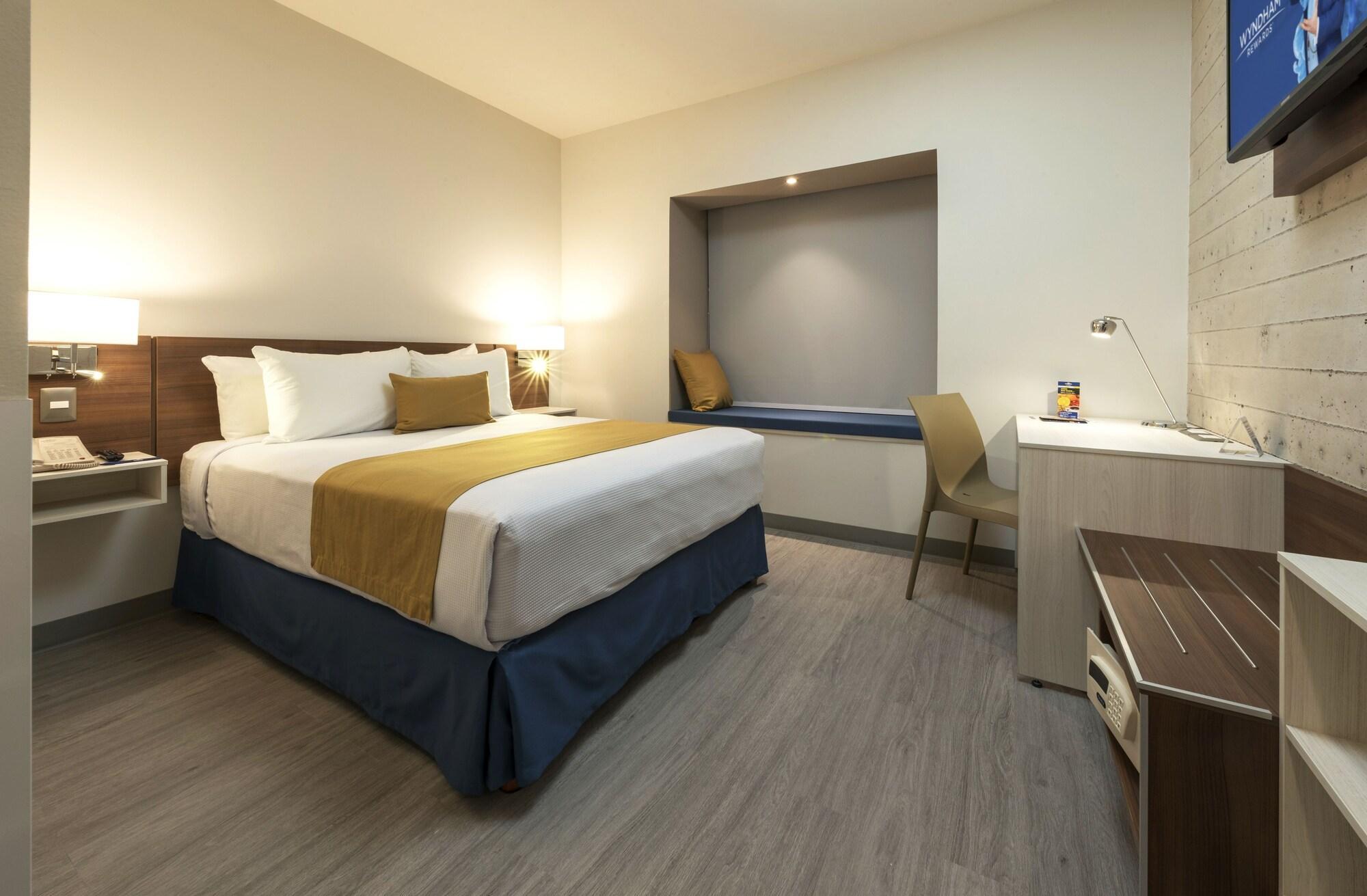 Microtel Inn & Suites By Wyndham Irapuato Exterior photo