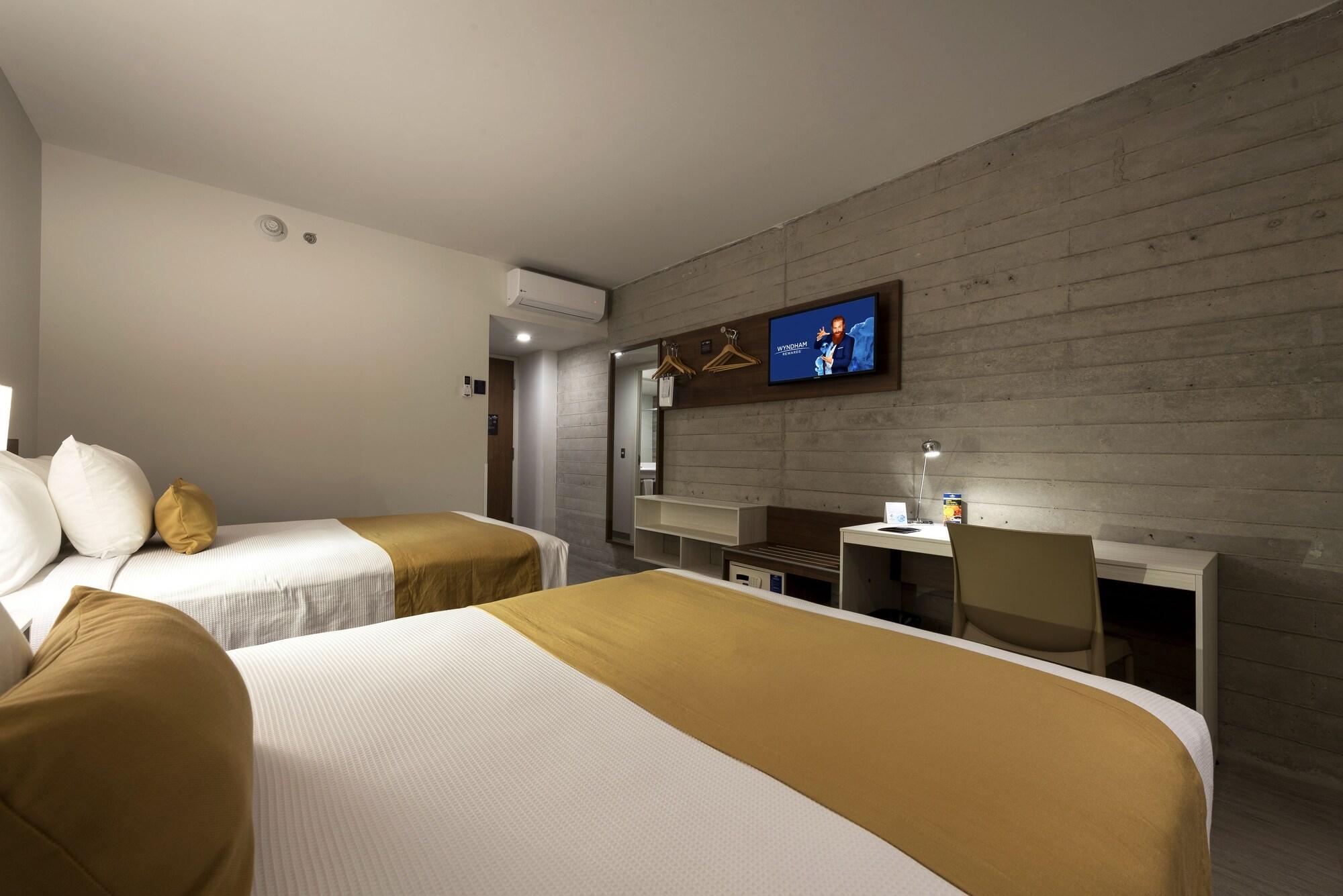 Microtel Inn & Suites By Wyndham Irapuato Exterior photo