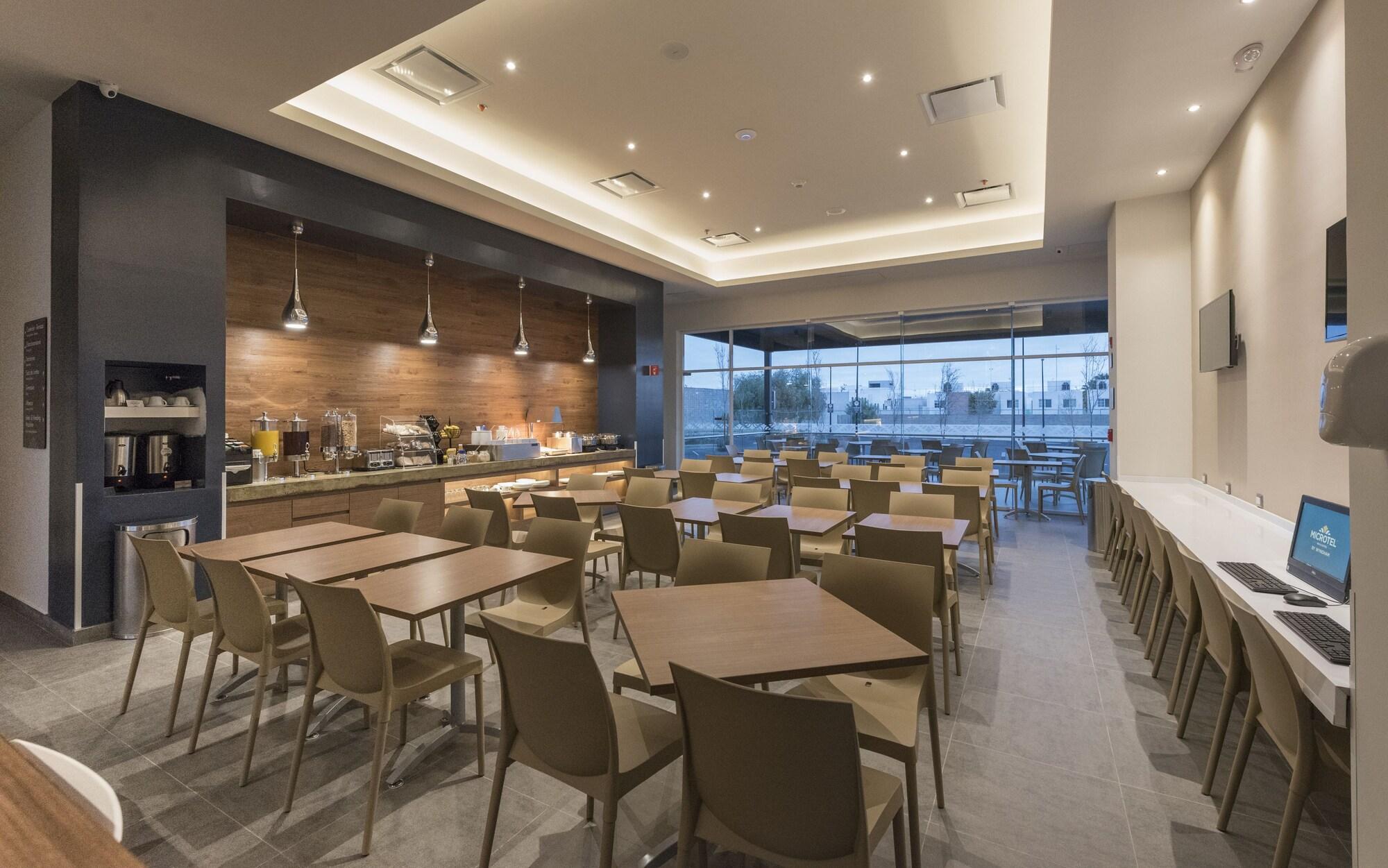 Microtel Inn & Suites By Wyndham Irapuato Exterior photo