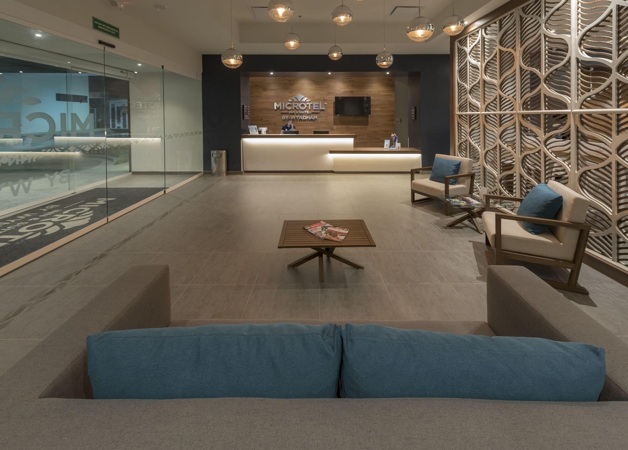 Microtel Inn & Suites By Wyndham Irapuato Exterior photo