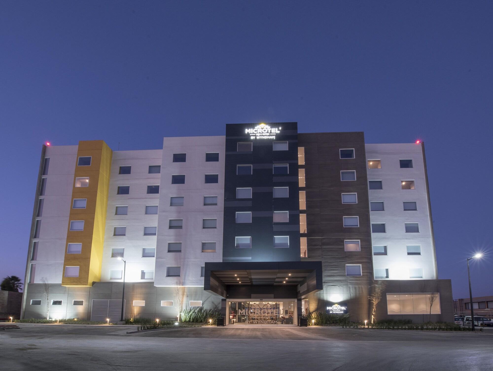 Microtel Inn & Suites By Wyndham Irapuato Exterior photo