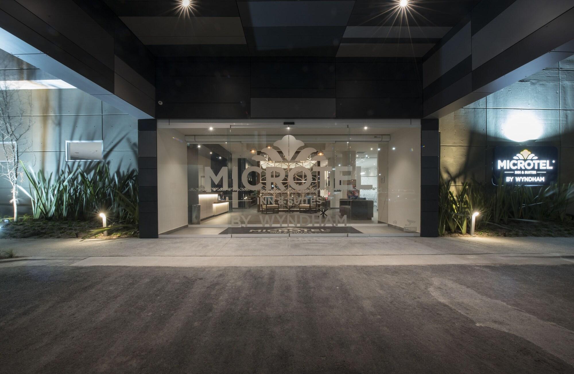 Microtel Inn & Suites By Wyndham Irapuato Exterior photo