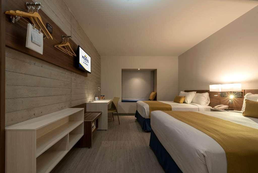 Microtel Inn & Suites By Wyndham Irapuato Room photo