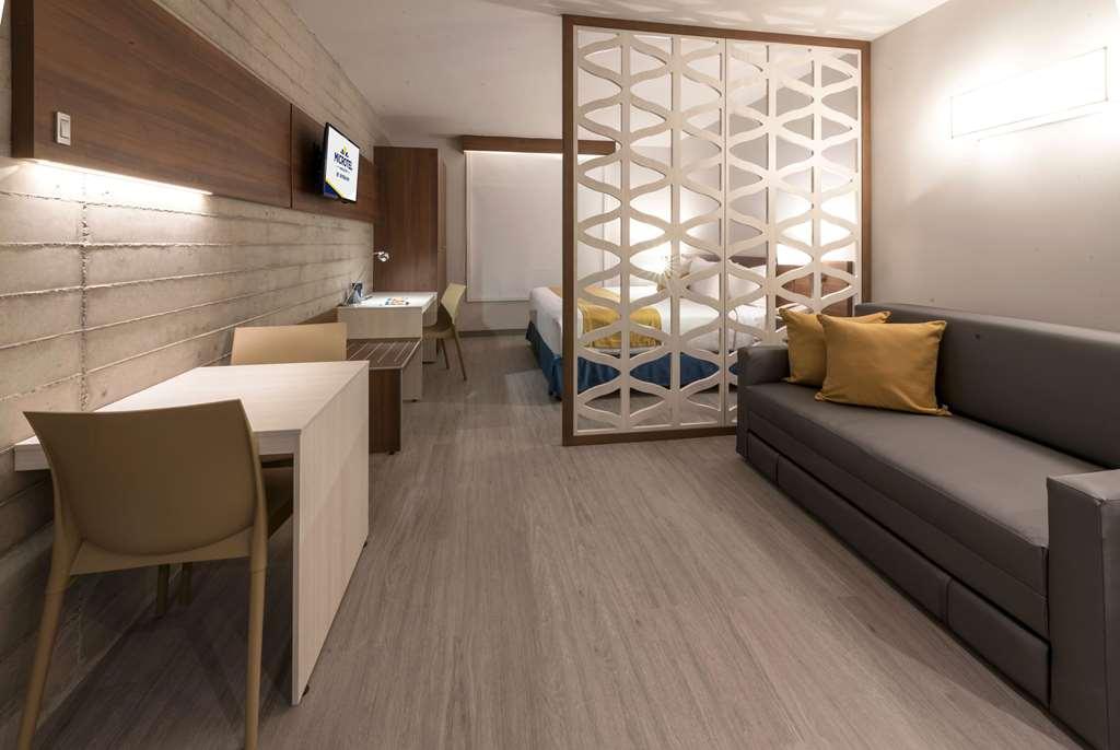 Microtel Inn & Suites By Wyndham Irapuato Room photo