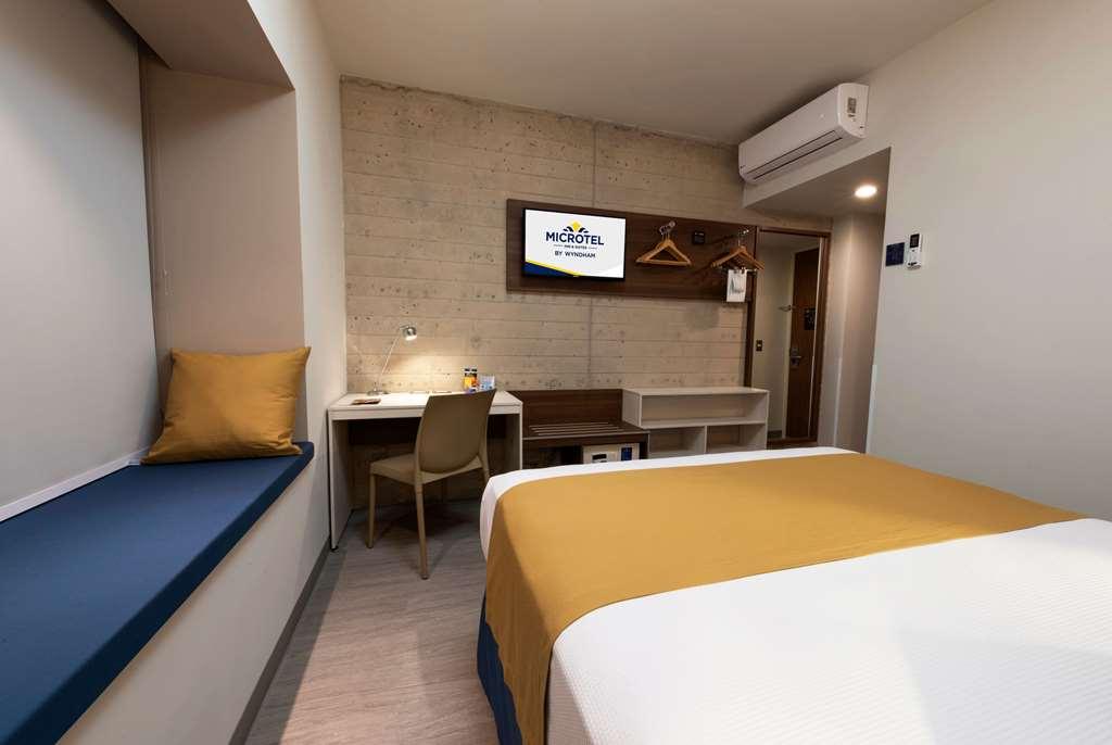 Microtel Inn & Suites By Wyndham Irapuato Room photo