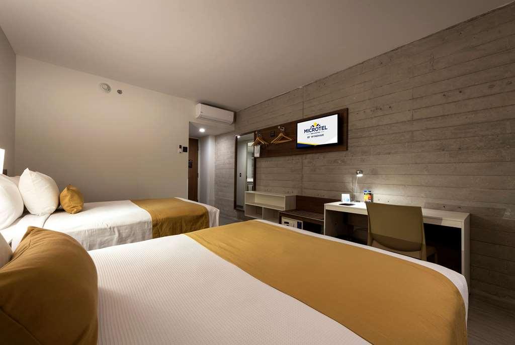 Microtel Inn & Suites By Wyndham Irapuato Room photo