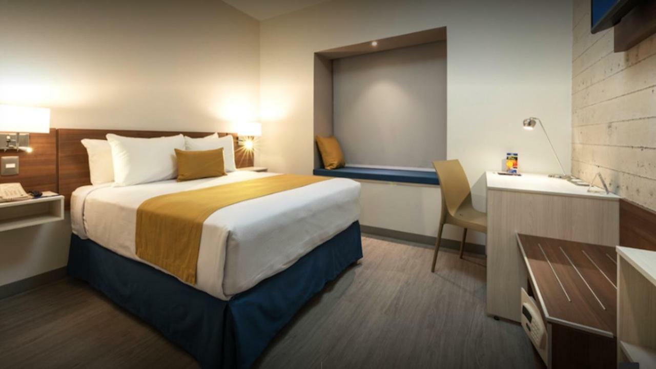 Microtel Inn & Suites By Wyndham Irapuato Exterior photo
