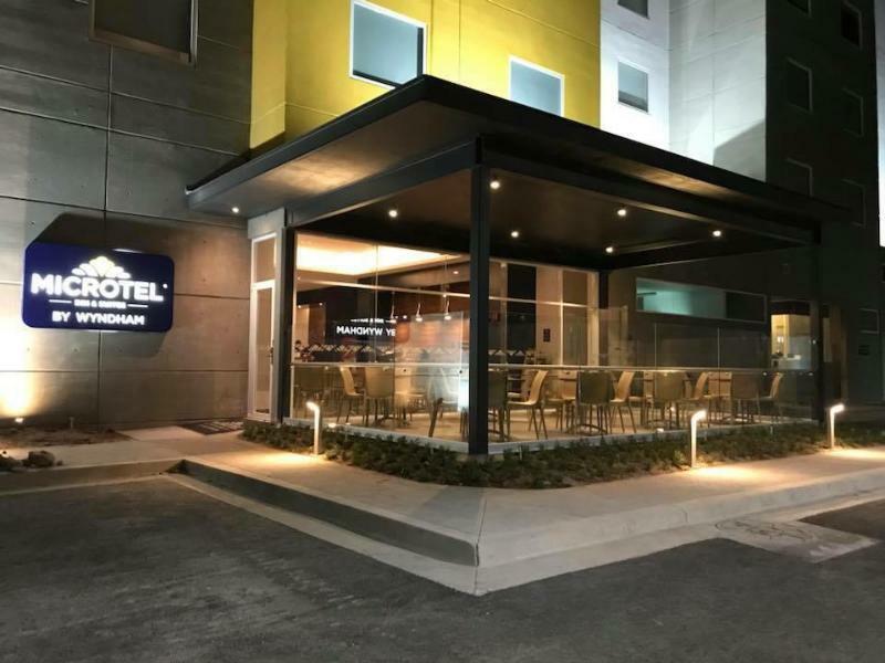 Microtel Inn & Suites By Wyndham Irapuato Exterior photo