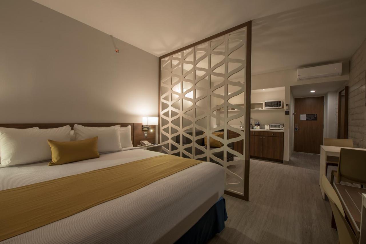 Microtel Inn & Suites By Wyndham Irapuato Exterior photo