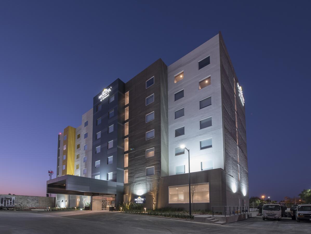 Microtel Inn & Suites By Wyndham Irapuato Exterior photo